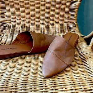 Lucky camel color, flat mule